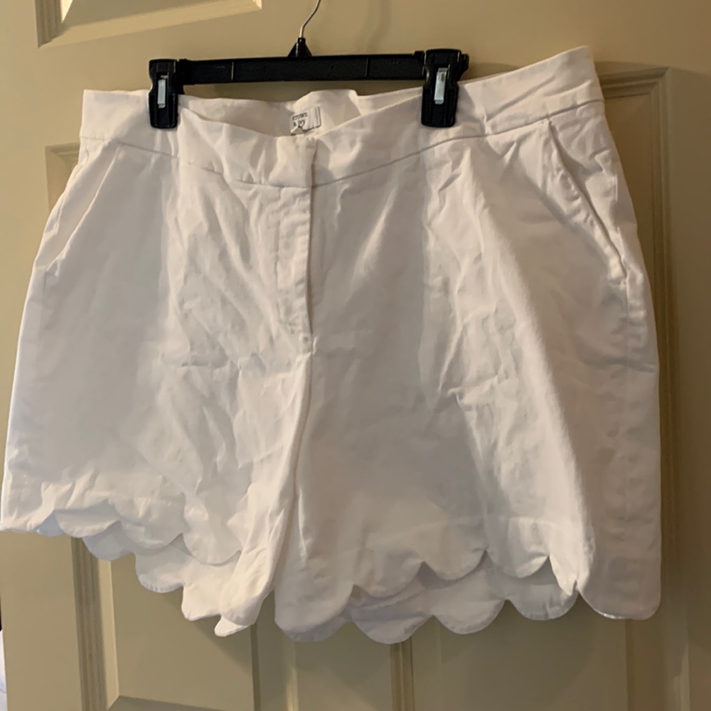18W white scalloped shorts
